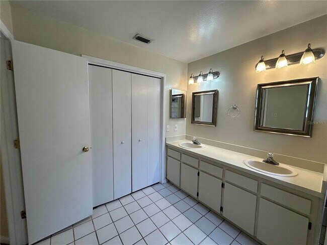 Building Photo - 1431 Tiverton Dr