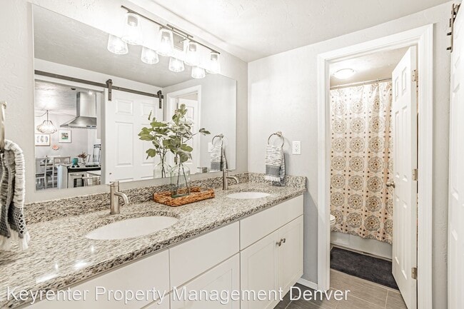 Building Photo - 2 br, 1 bath House - 700 N Washington St #207