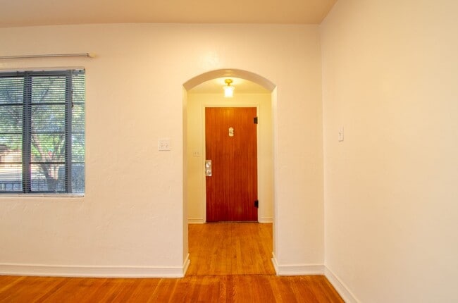 Building Photo - Iconic Sam Hughes Bungalow! Steps away from University of Arizona Main Campus!