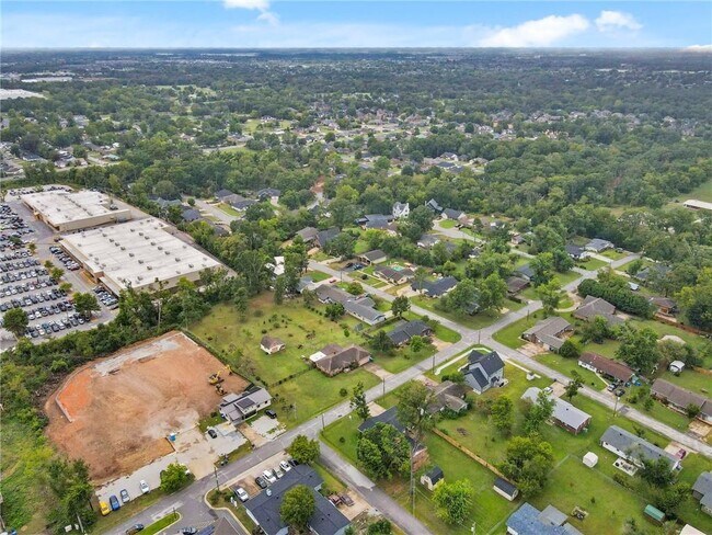 Building Photo - 701 NW Ford Ln