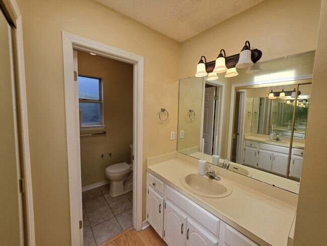 Building Photo - 148 Meadowbrook Ct