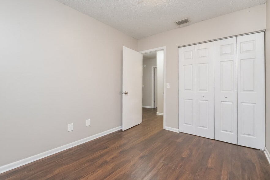 Building Photo - 226 Regal Park Dr