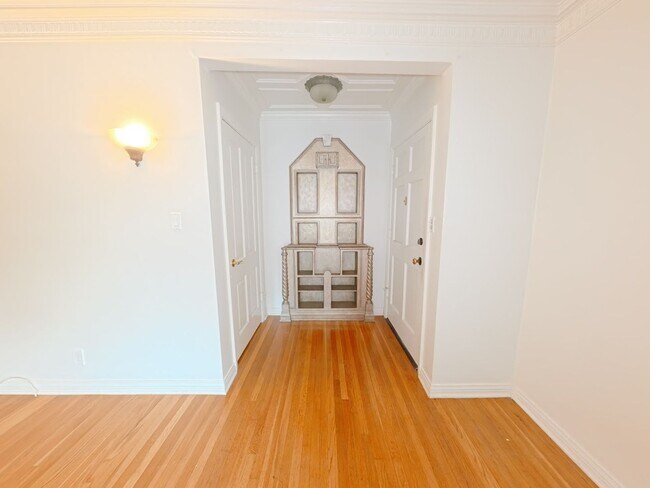 Building Photo - 442 Kelton Ave