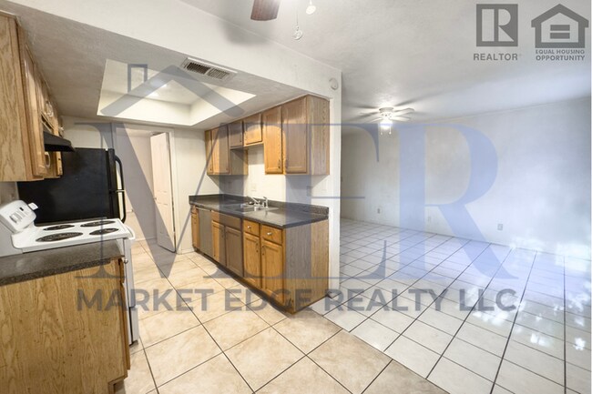 Building Photo - 2Bed/1.5Bath Ground Floor Townhouse at Glendale Ave/27th Ave! Ready for Immediate Move-In! -- GAR...