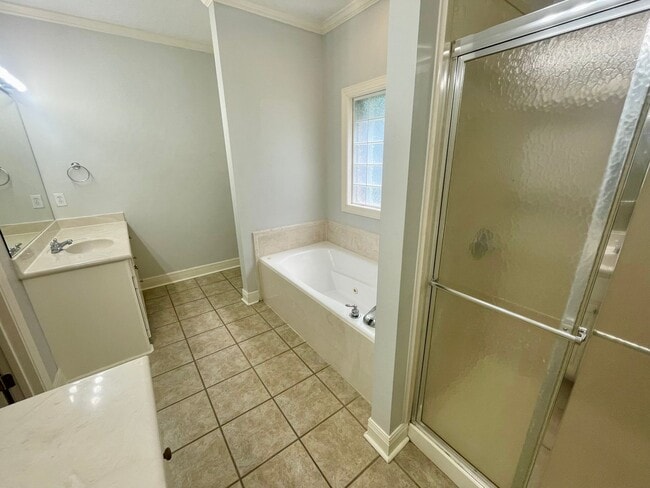 Building Photo - 3 Bedroom 2 Bathroom Home for Rent in Cast...