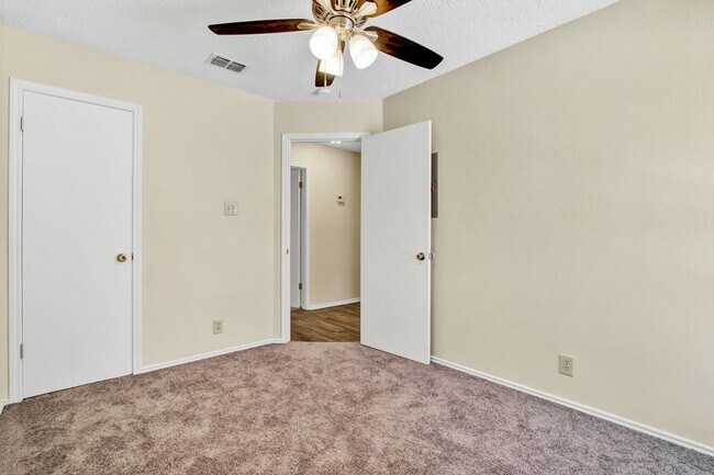 Building Photo - Move-In Ready Condo with Open Layout