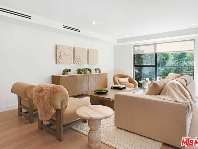 Building Photo - 350 N Palm Dr