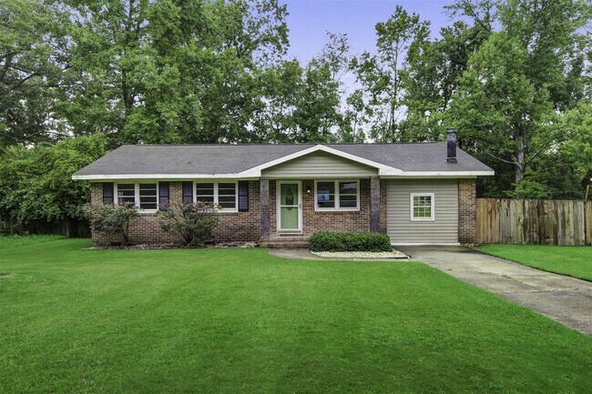 Primary Photo - 221 Forest Cir