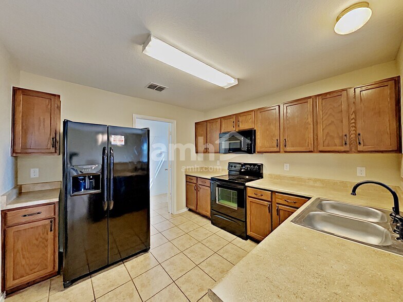 Building Photo - 9210 Pacific Maple