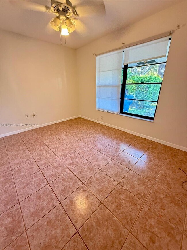 Building Photo - 3325 Oak Dr