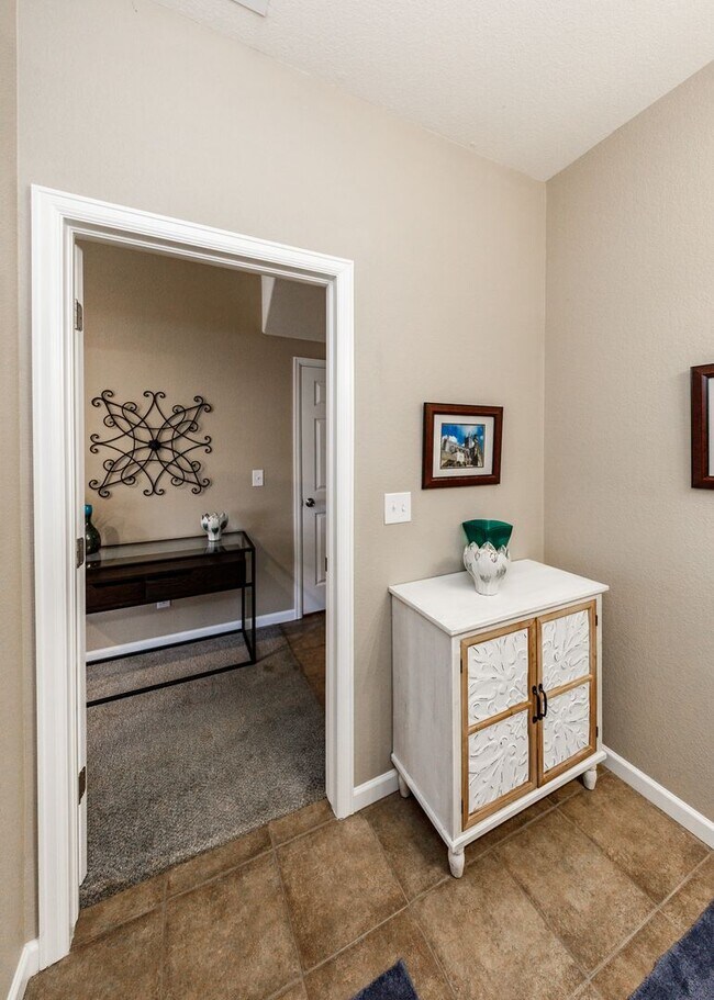 Building Photo - Fully Furnished Downtown 2 Bed, 4 Bath Executive Townhouse