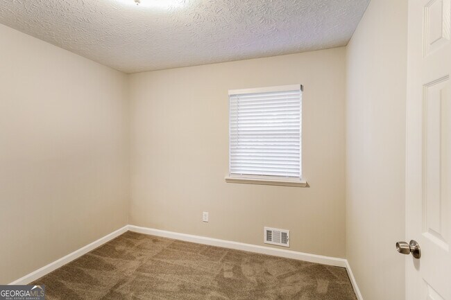 Building Photo - 635 Lakeridge Cir SE