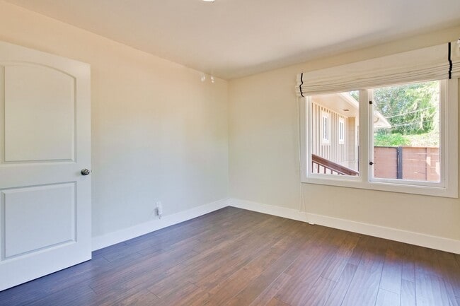 Building Photo - Beautifully remodeled 2 bed, 2 bath home.