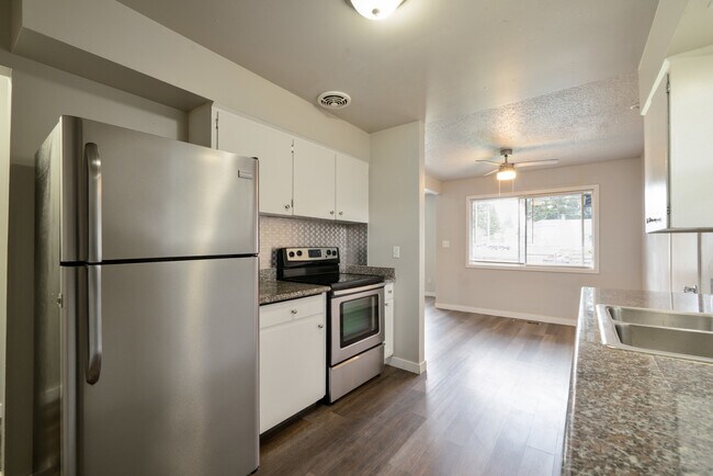 Building Photo - 15706 E Burnside St