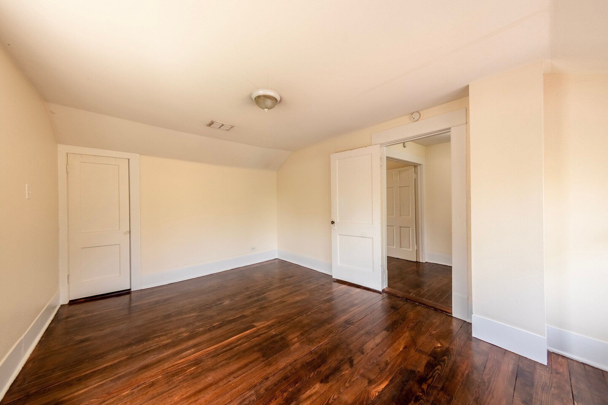 Building Photo - 5336 Junius St