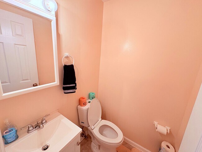 Building Photo - Beautifully updated 3BR/2.5BA townhome in ...