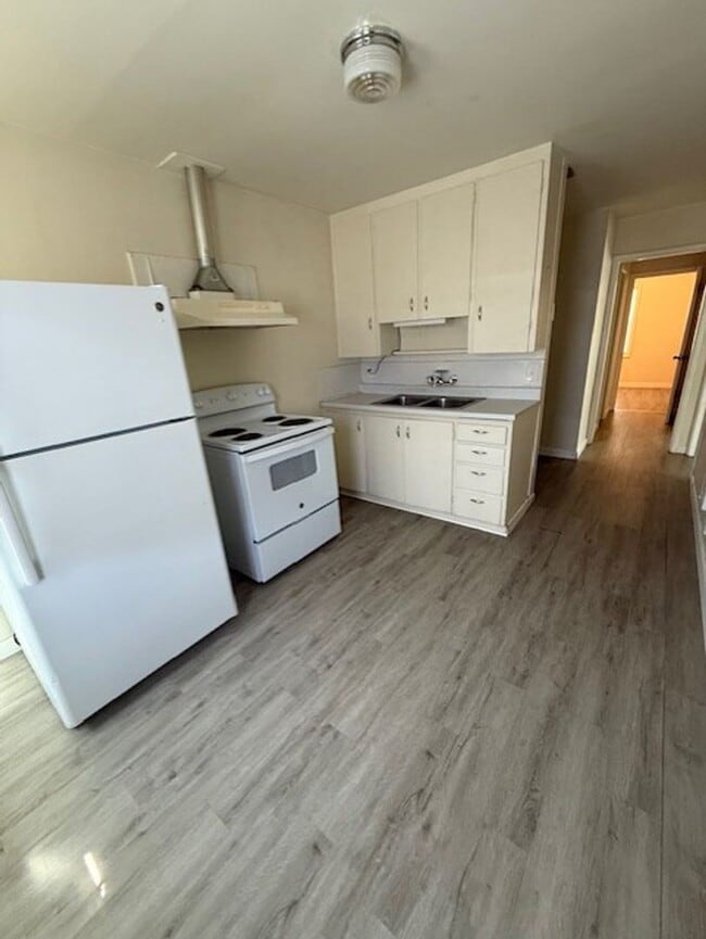 Building Photo - 2 Bedroom, 1 bath Duplex