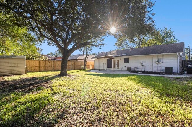 Building Photo - 1019 W Brompton Dr