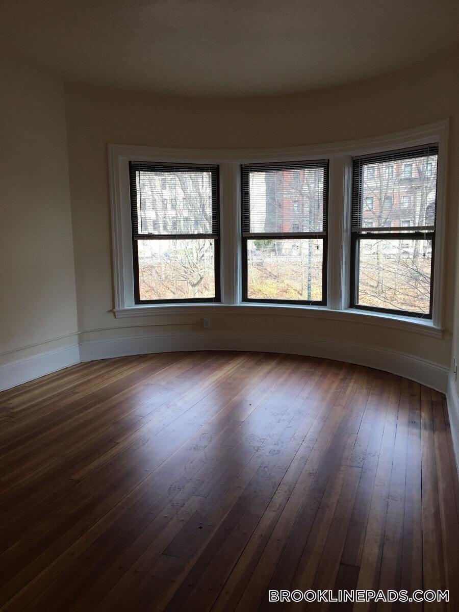 Building Photo - 1463 Beacon St