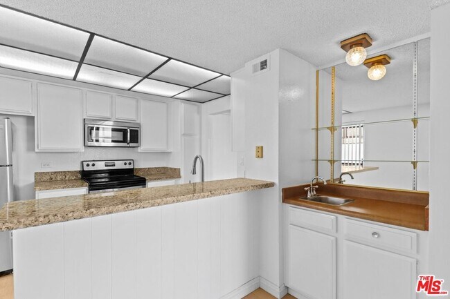 Building Photo - 10535 Wilshire Blvd