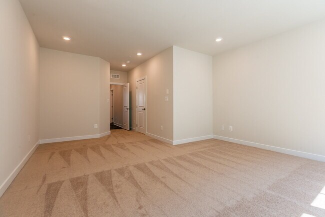 Building Photo - Elegant Townhome Living Near Herndon Conveniences