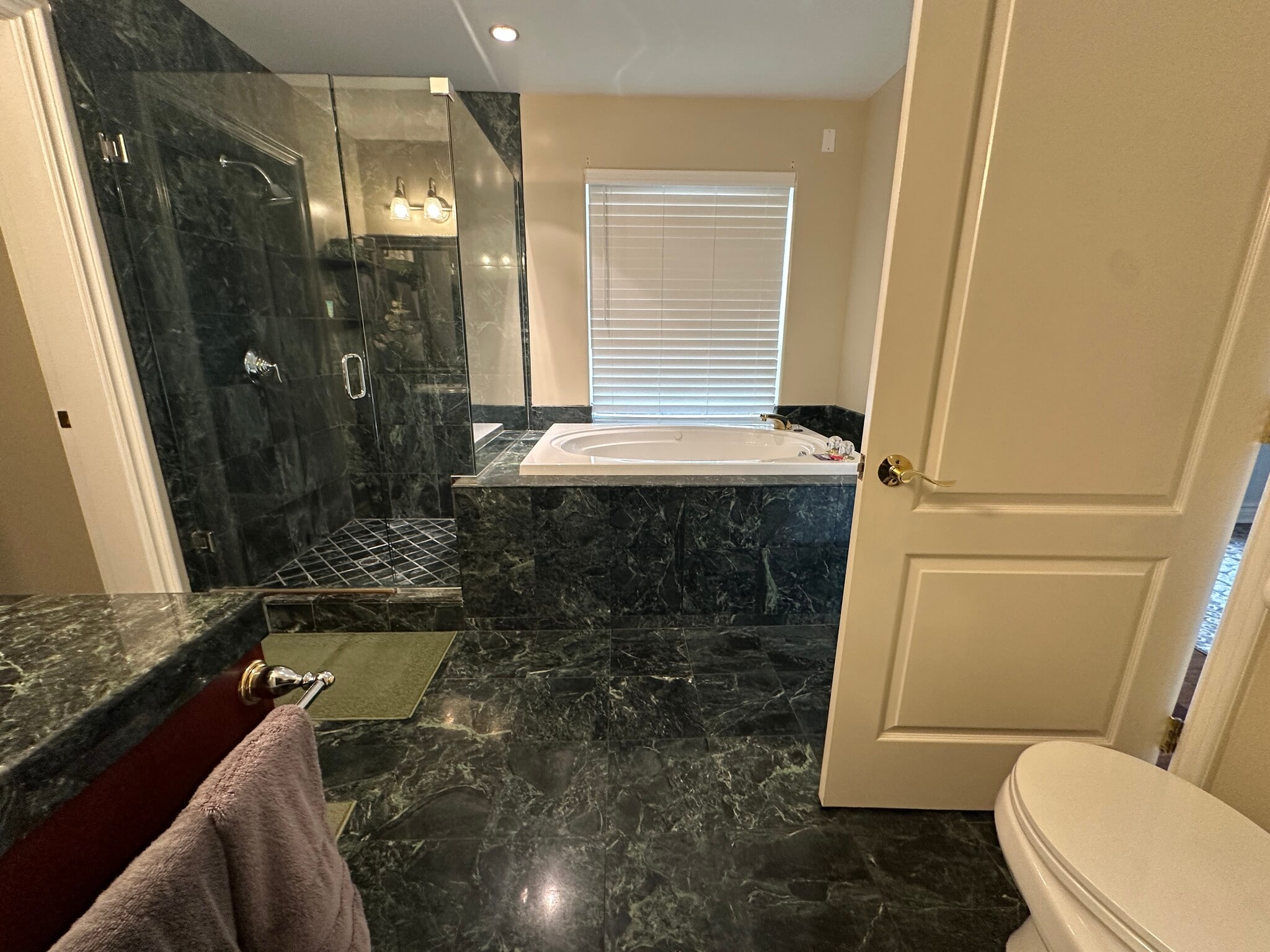 Jet tub bathroom - 11832 S Circle Dr