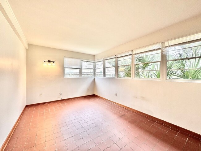 Building Photo - Vintage 2BR/2BA on Stanford Ave with Huge Fenced Yard & Lawn Care Included