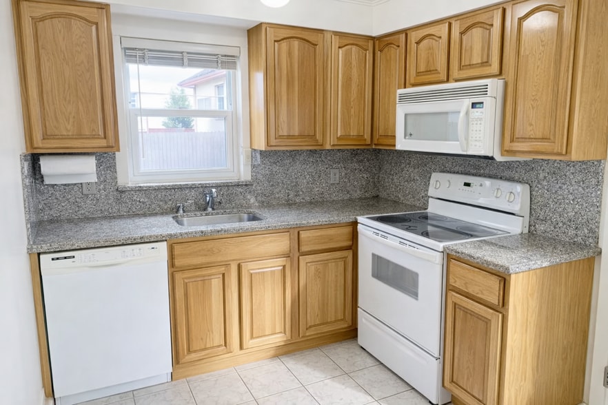 Cozy Kitchen - 216 Paramount Dr