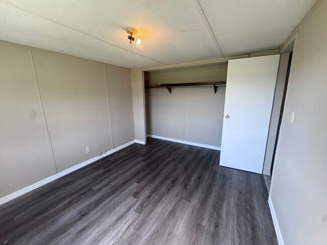 Building Photo - 102 Lakewater Dr