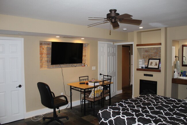 Building Photo - 932 E College St