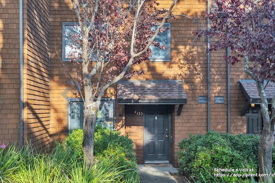 Building Photo - 123 Buckelew St