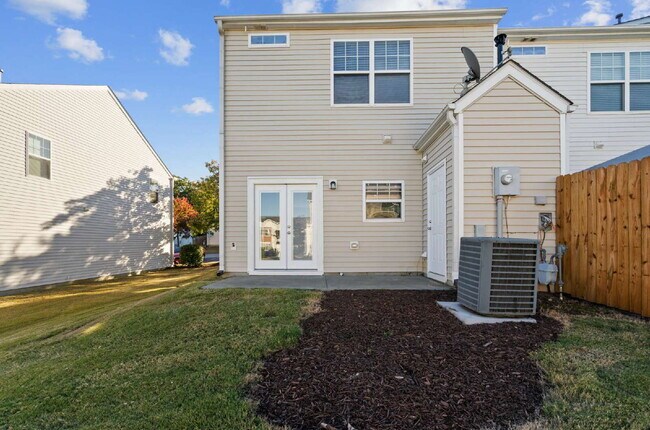 Building Photo - Spacious 3-Bed End-Unit Townhome in Durham