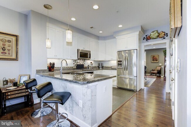 Building Photo - 930 N Columbus St