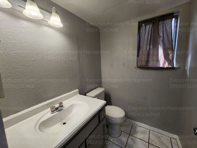 Building Photo - Charming 3 bedrooms/ 2.5 bathroom home.