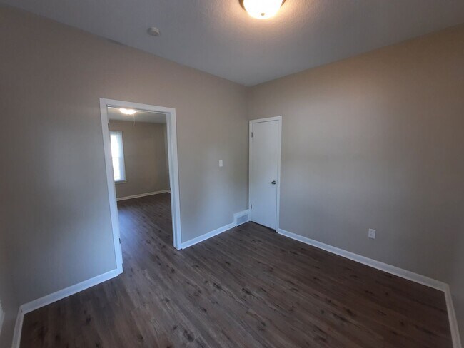 Building Photo - 3 bedroom home with covered patio and garage!
