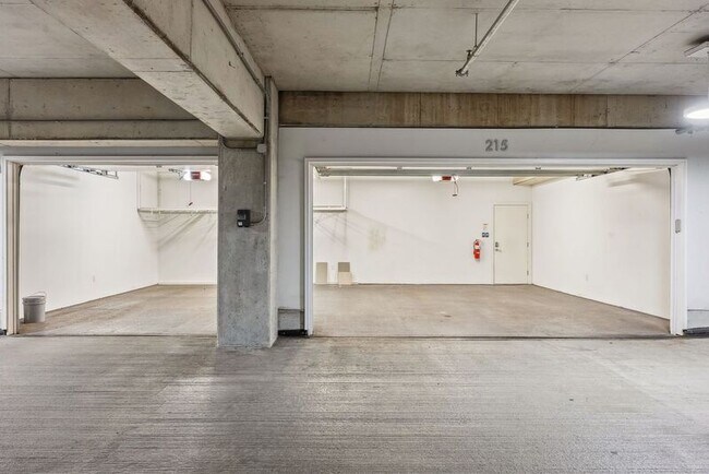 Building Photo - 105 N Riverview St