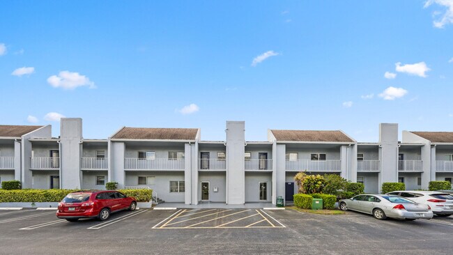 Building Photo - 2840 SW 22nd Ave