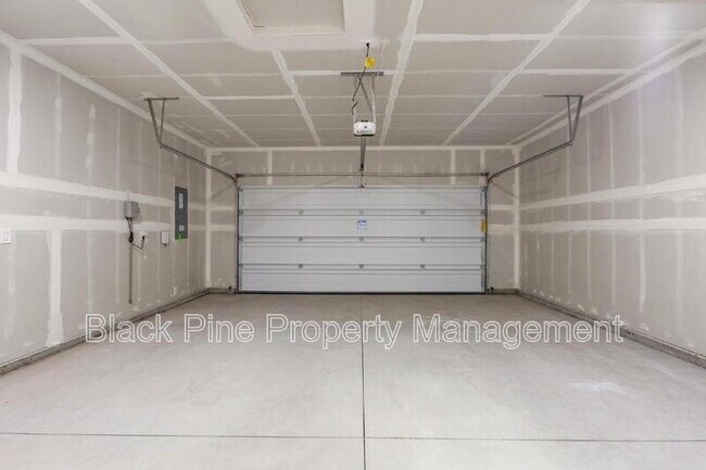 Building Photo - 895 N Aleppo Wy