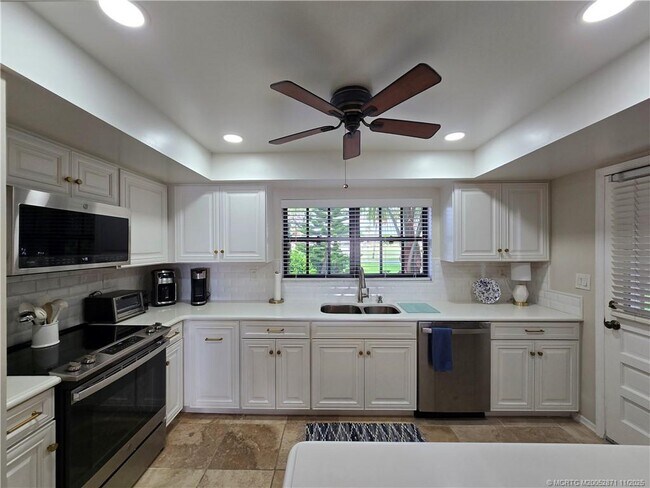 Building Photo - 316 NE Edgewater Dr