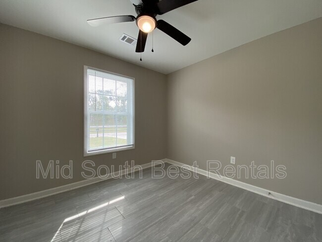 Building Photo - 2400 Loop Acres Dr