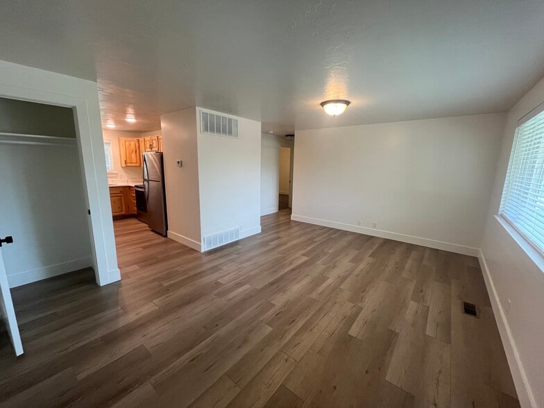 Building Photo - 193 N 130 E