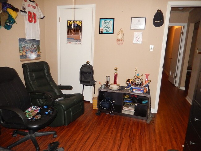 Building Photo - LOVELY 2/2 w/ Stainless Steel Appliances, No Carpet, & Large Privacy Fenced Yard! Mins from FSU/T...