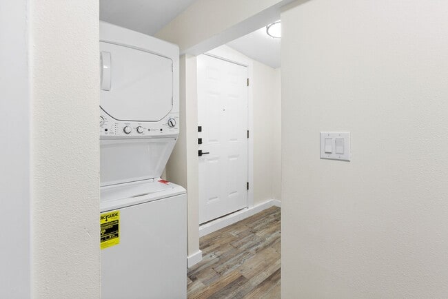 Building Photo - Updated 1 Bedroom / 1 Bathroom Apartment - Close to Campus