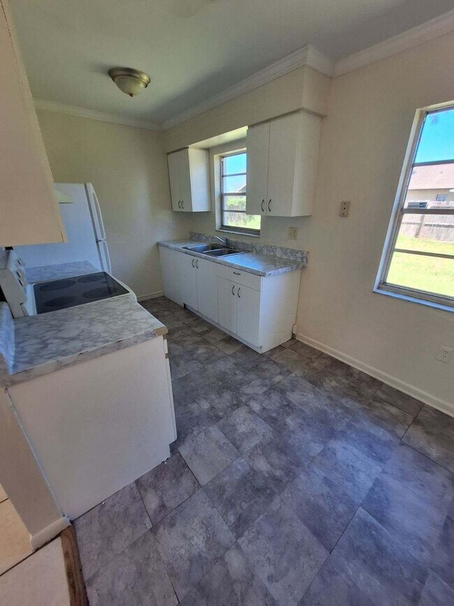 Building Photo - NICE Bradenton 4BR/2BA Home in Quiet Residential Neighborhood