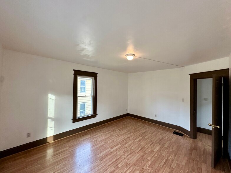 Building Photo - 154 Elmwood St