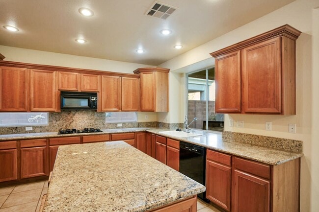 Building Photo - 4 Bedroom, Queens Ridge Guard Gated Commun...