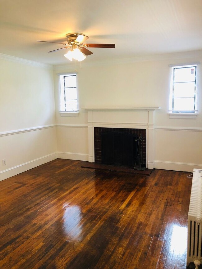 Building Photo - Adorable 3 bdrm/1.5 bath Home on a Corner ...