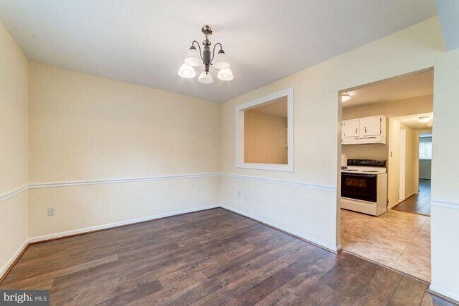 Building Photo - 9705 Kings Crown Ct