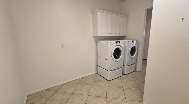Building Photo - 6015 Dubois Pl