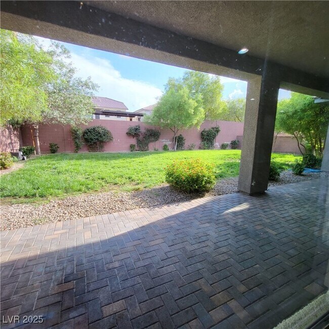 Building Photo - 365 Sapphire Rock Ave